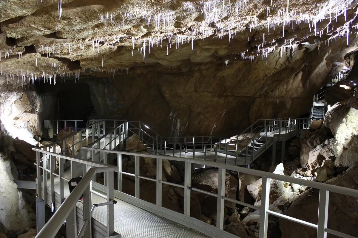 Steg und Tropfsteine in der Schauhöhle Herbstlabyrinth